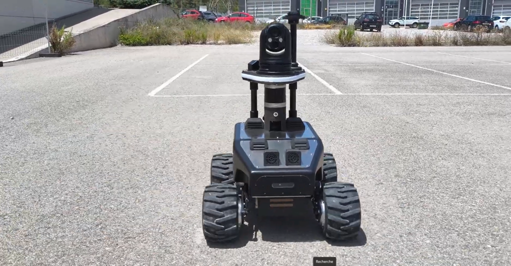Vue générale de face d’E-Sentinel sur un parking
