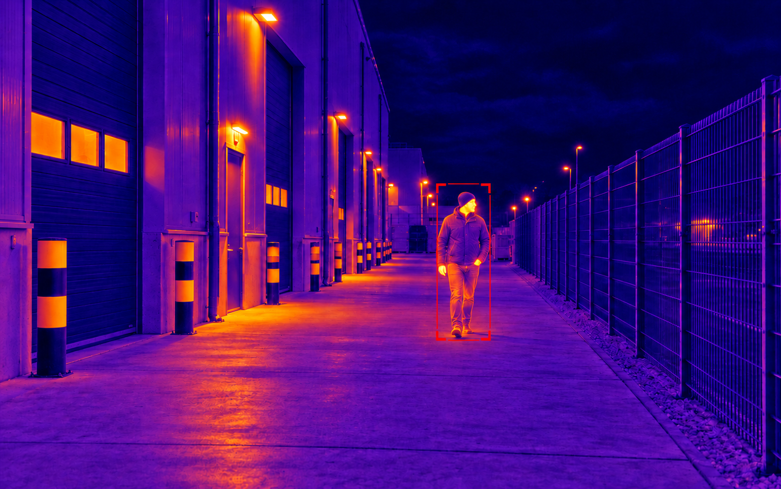 Personne détectée en imagerie thermique Même scène industrielle en vue thermique, avec une personne entourée d’un cadre rouge de détection